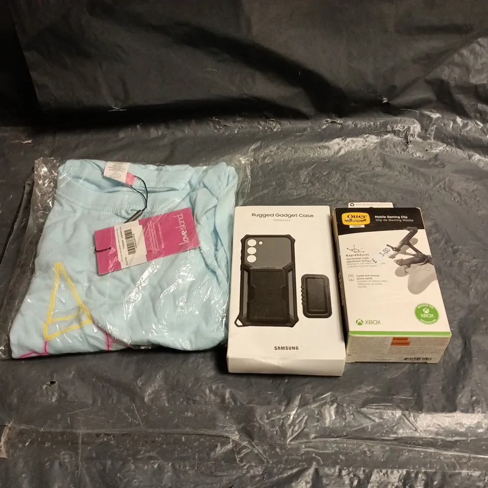 BOX OF APPROXIMATELY 30 ASSORTED ITEMS TO INCLUDE MOBILE GAMING CLIP, GADGET CASE, LOVE ISLAND T SHIRT ETC