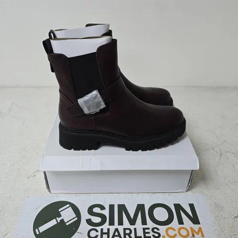 BOXED PAIR OF SHOES BY EMMA LAPARI BORDEAUX - SIZE 7