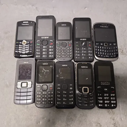 SET OF APPROXIMATELY 10 ASSORTED BROKEN PHONES TO INCLUDE - BLACK BERRY , NOKIA , ALCATEL