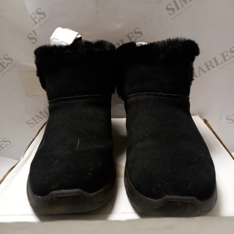 SKECHERS GO WALK ARCH FIT SUEDE CHUGGA BOOT BLACK - UK SIZE 5