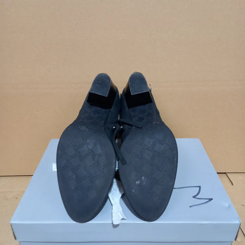 VIONIC RAINA BLACK BOOTS - SIZE 5.5