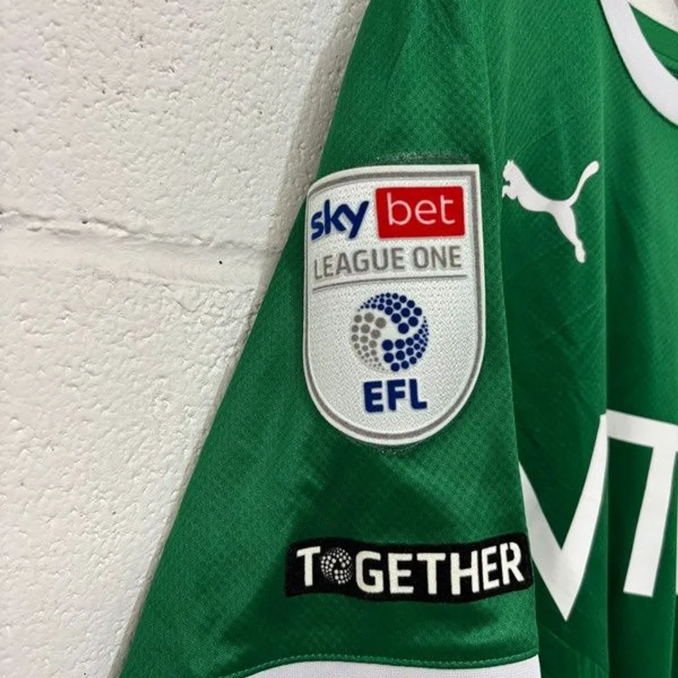 STOCKPORT COUNTY F.C LEAGUE ONE MATCH WORN THIRD KIT IN GREEN - UK L / JID OKEKE #41