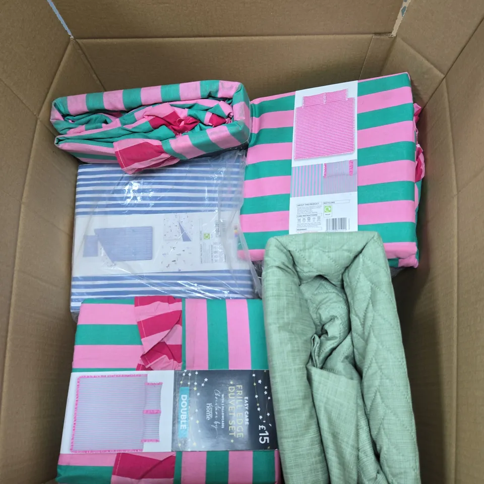 APPROXIMATELY 10 ASSORTED BEDDING ITEMS TO INCLUDE DUVETS  - COLLECTIONS ONLY