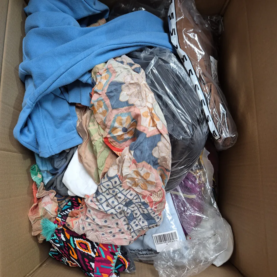 BOX OF APPROXIMATELY 20 ASSORTED CLOTHING ITEMS TO INCLUDE SHORTS, JEANS, JACKET, ETC