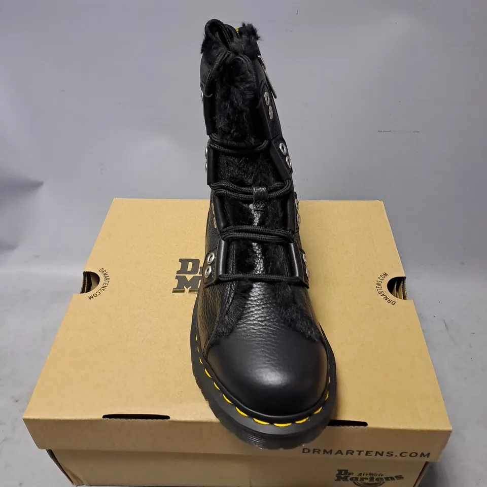 BOXED PAIR OF DR MARTENS WARMAIR LINED BOOT IN BLACK SIZE 7