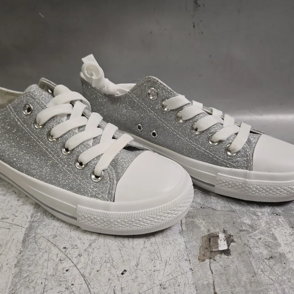BOXED PAIR OF UNBRANDED SHOES IN SILVER GLITTER SIZE EU 40