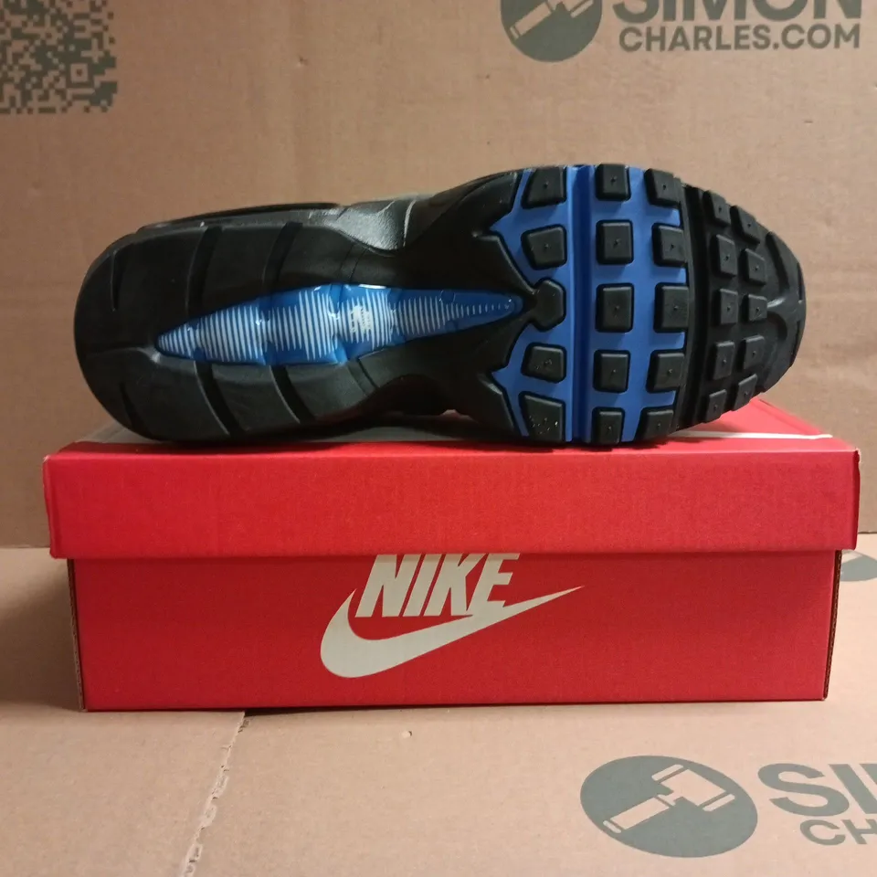 BOXED PAIR OF NIKE AIR MAX TRAINERS IN WHITE/GREY/BLUE SIZE UK 9