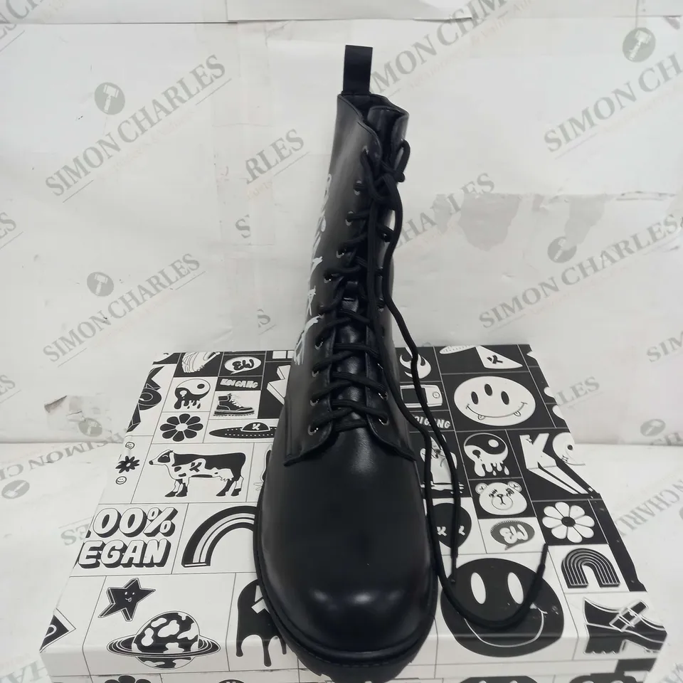 BOXED PAIR OF KOI FOOTWEAR THE STATEMENT ANIMAL FREE MENS MILITARY BOOTS - SIZE 10