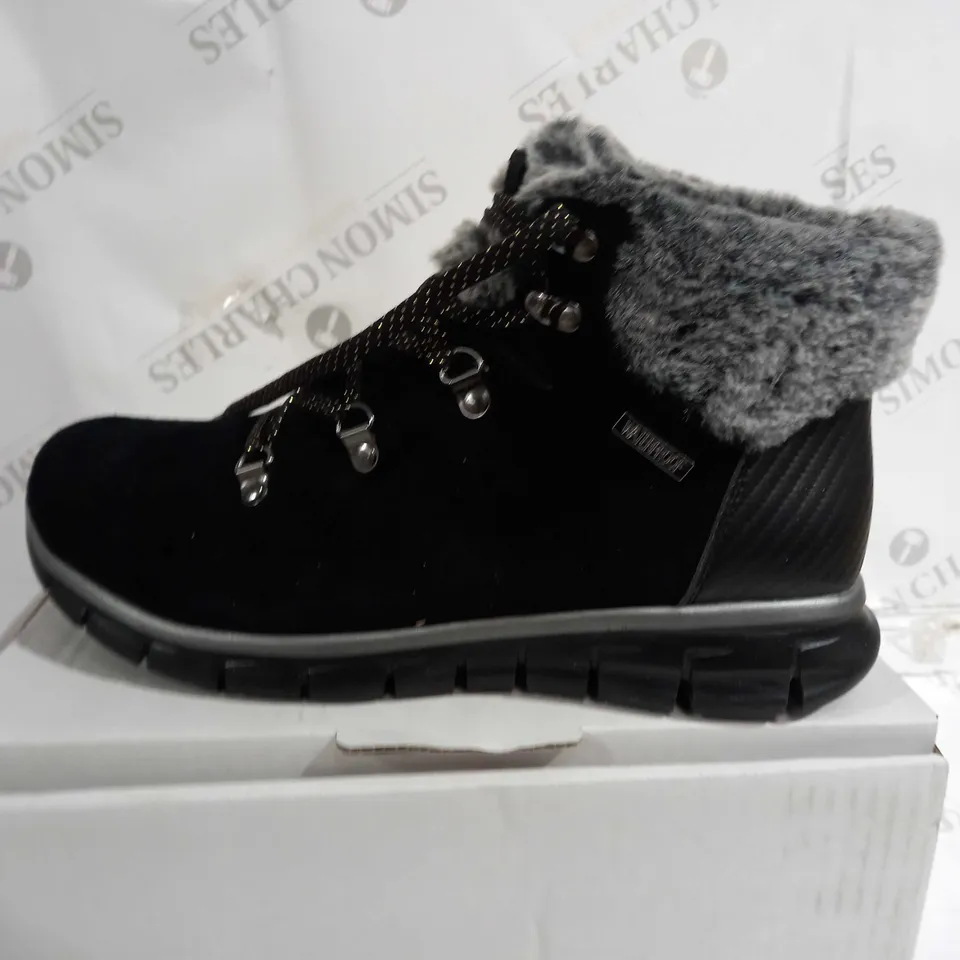 SKECHERS SYNERGY BLACK LACE BOOTS - SIZE 6.5