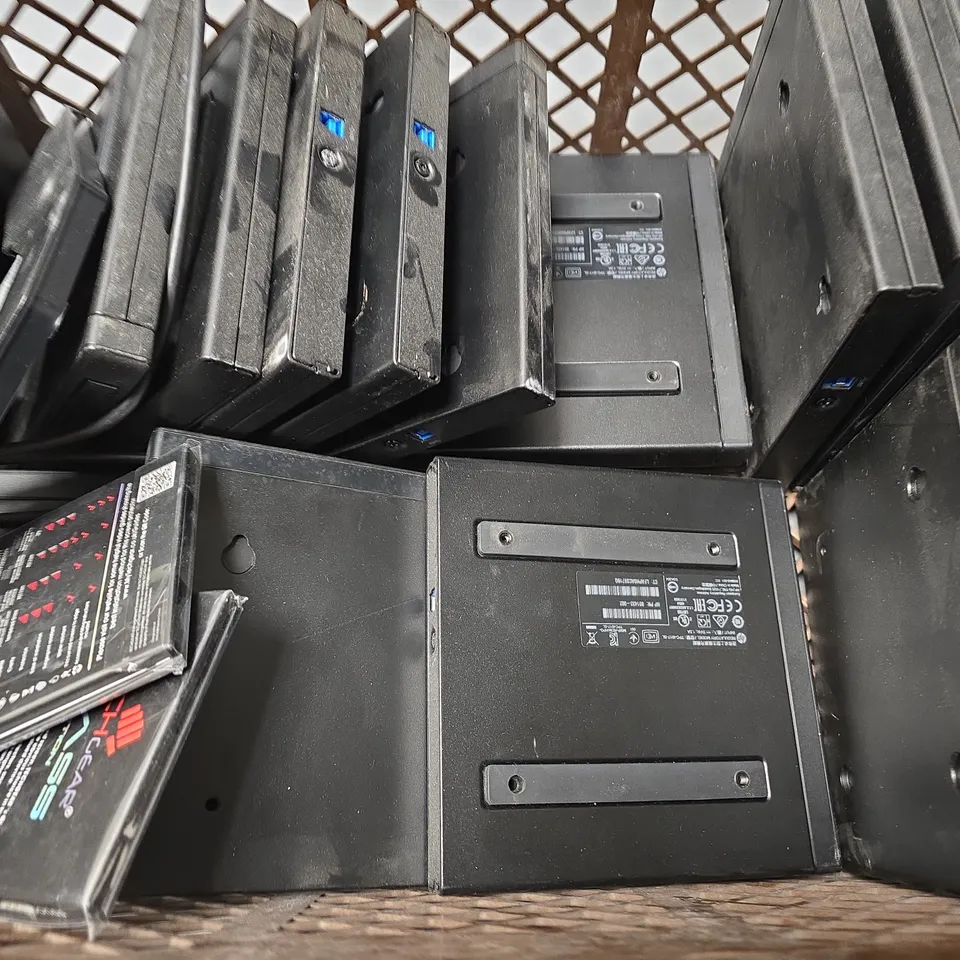 TOTE OF APPROXIMATELY 24 TO INCLUDE - HDMI CABLES. SCREEN PROTECTOR SA J5 , HP TPC-I017- DVD DRIVE