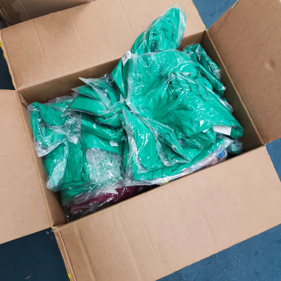 BOX OF APPROXIMATELY 35 ASSORTED CLOTHING ITEMS TO INCLUDE: TAMSY SLEEP SHIRT