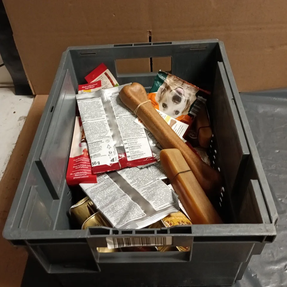 TOTE OF APPROXIMATELY 22 ASSORTED PET FOOD ITEMS TO INCLUDE PLATINUM LAMB POUCH, LILYS KITCHEN GREAT BRITISH BREAKFAST, GOOD BOY BEEF STICK ETC FOR DOGS