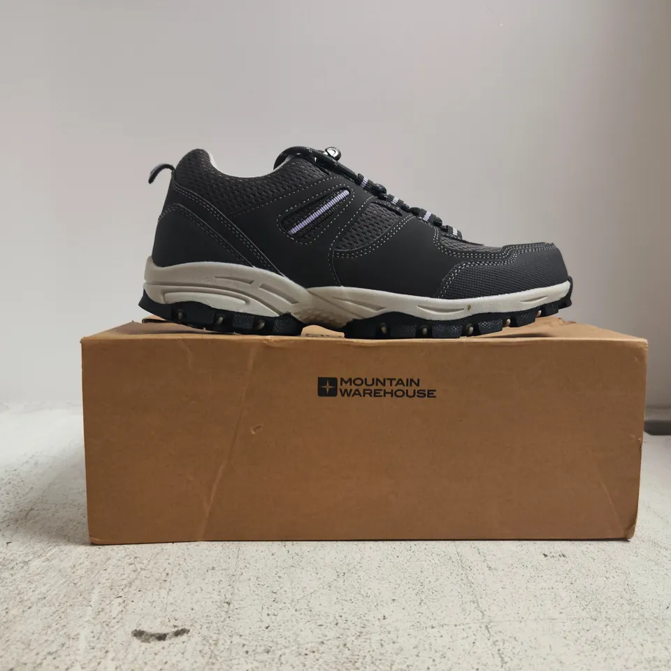 BOXED PAIR OF MOUNTAIN WAREHOUSE MCLEOD WOMENS WIDE FIT WALKING SHOES IN DARK GREY SIZE UK 7