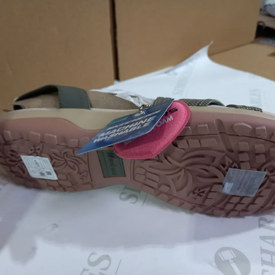 SKETCHERS GREEN SANDLS SIZE 7