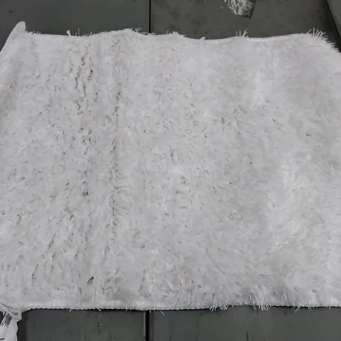 BRAND NEW JANAE BATH MAT IN WHITE - SIZE 40CM X 55CM