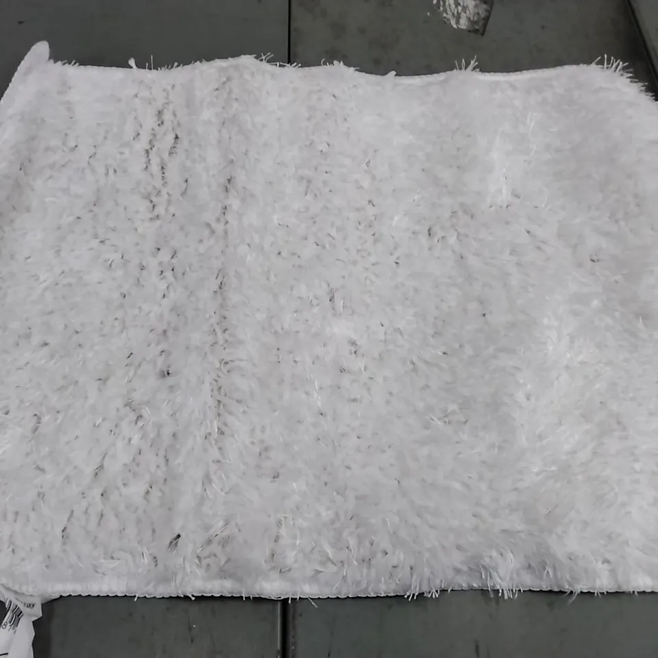 BRAND NEW JANAE BATH MAT IN WHITE - SIZE 40CM X 55CM