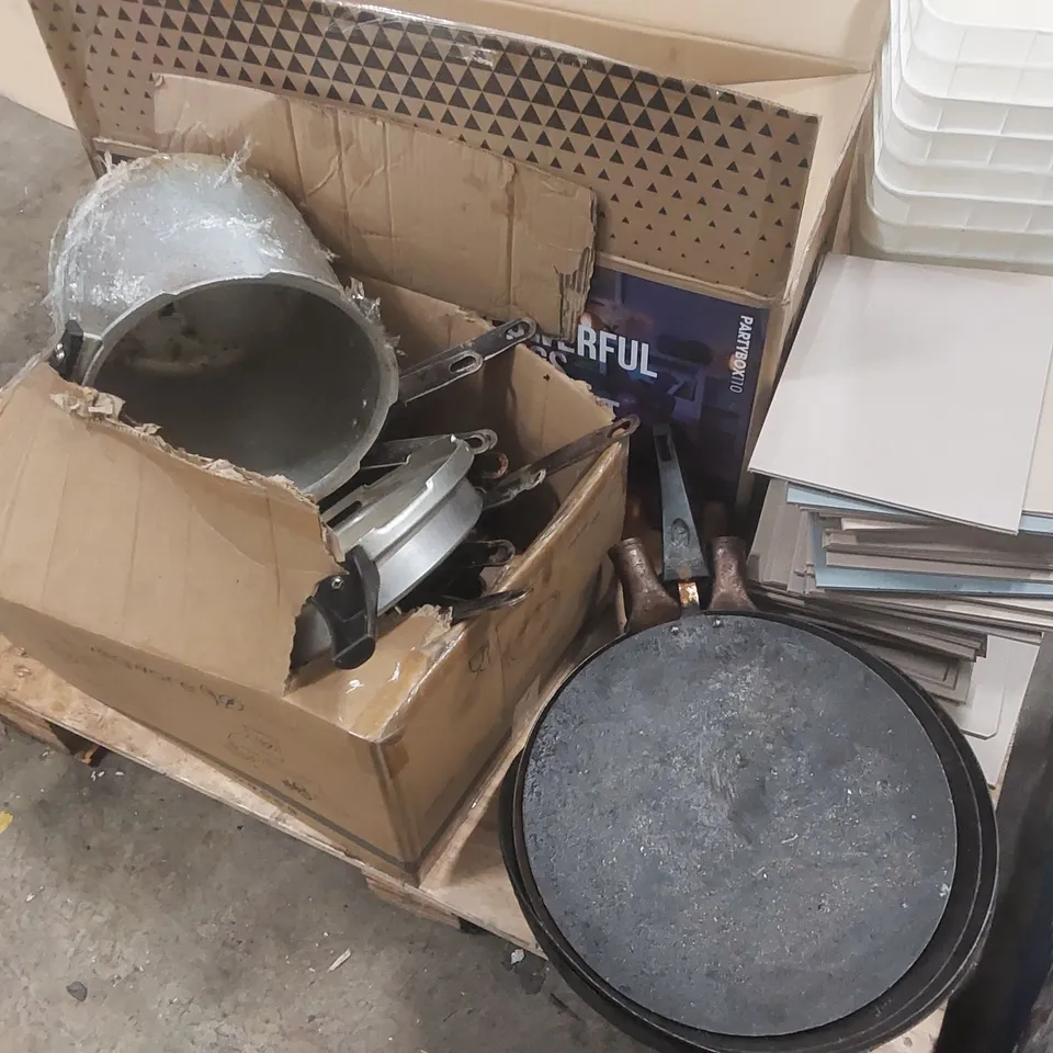 PALLET CONTAINING A LARGE QUANTITY OF ASSORTED RESTAURANT ITEMS INCLUDING POTS AND PANS, DINNERWARE, CONTAINERS ECT