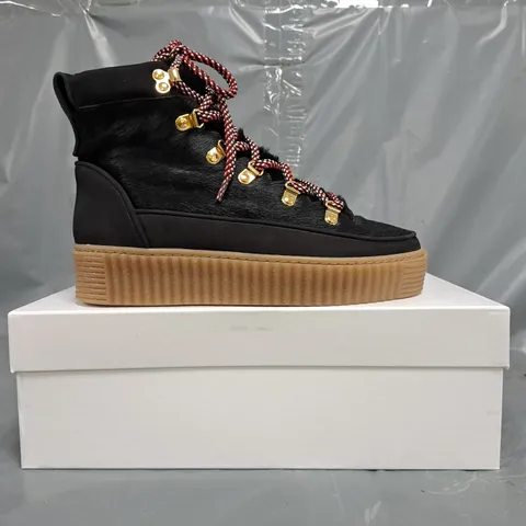 BOXED PAIR OF CAMILLA ELPHICK ALPINE BLACK PANTHER BOOTS SIZE EU 38