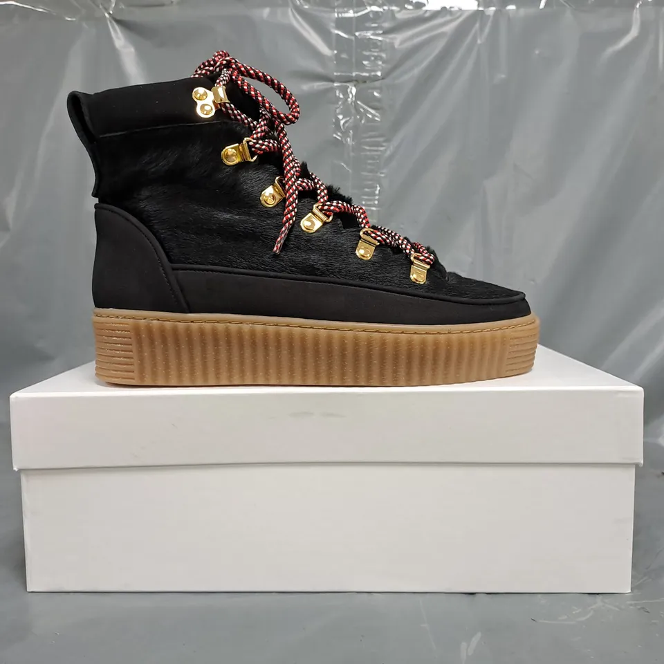 BOXED PAIR OF CAMILLA ELPHICK ALPINE BLACK PANTHER BOOTS SIZE EU 38