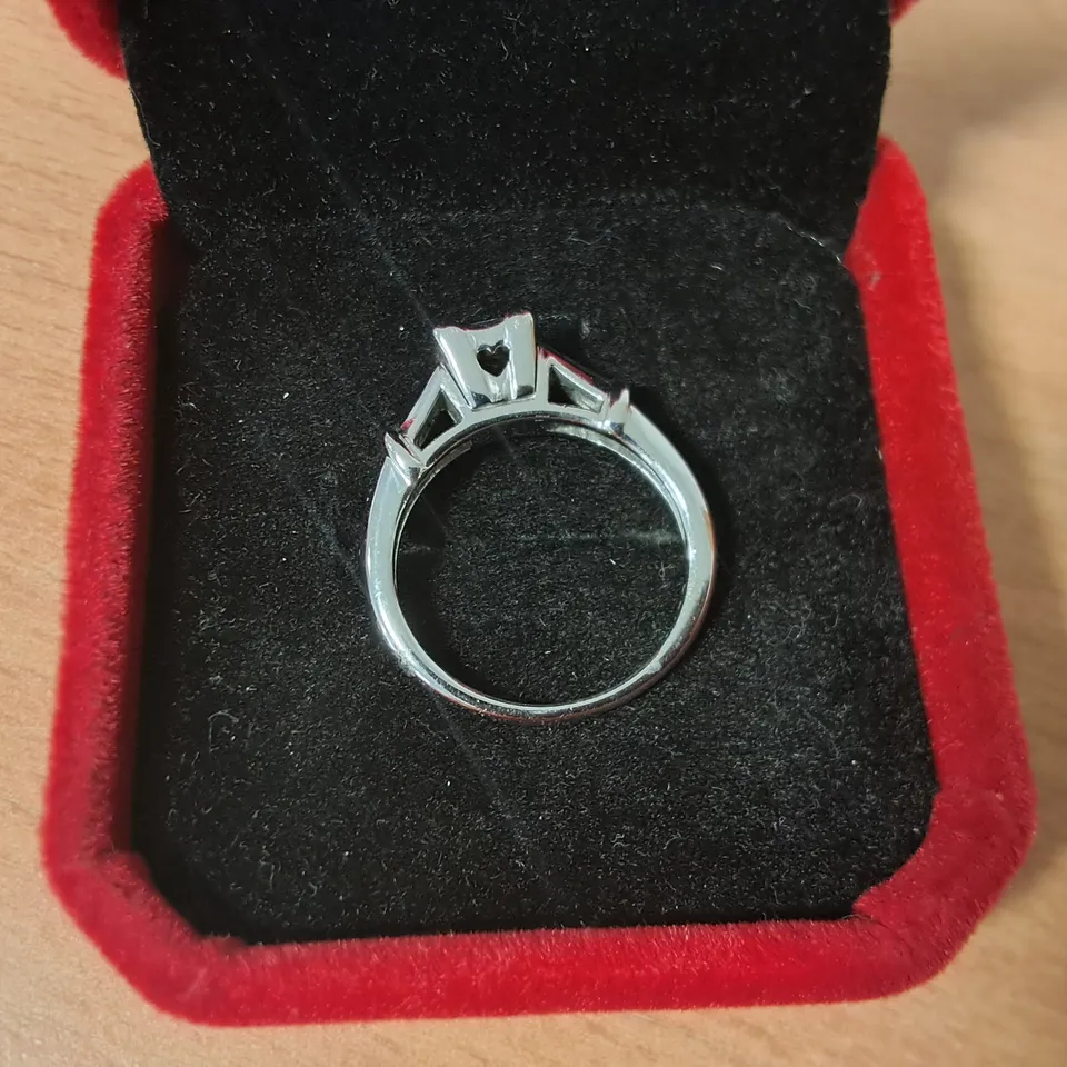 18CT WHITE GOLD RING SET WITH PRINCESS CUT DIAMOND