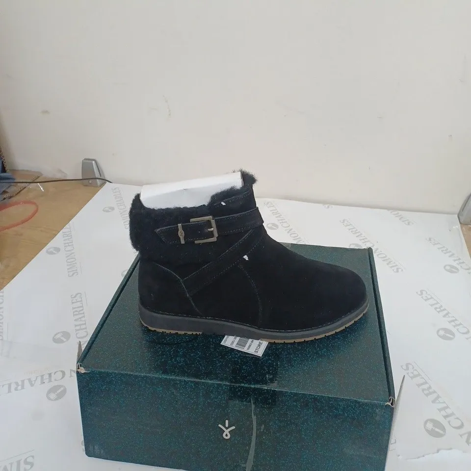BOXED PAIR OF EMU AUSTRALIA FAUX SUEDE BOOTS - BLACK - UK 6