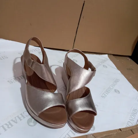 OUTLET CLARKS UN PLAZA CROSS SLINGBACK SANDAL STANDARD FIT - UK SIZE 7, GOLD METALLIC NUBUCK