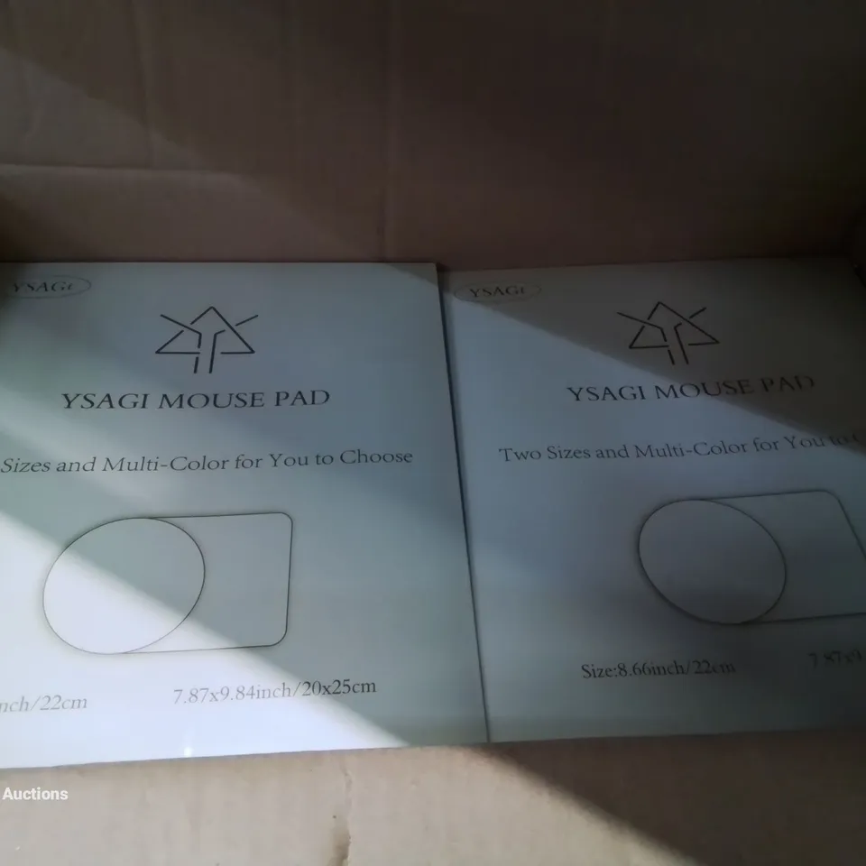 BOX CONTAINING APPROXIMATELY 90 BOXED MOUSE MAT PADS (COLOURS MAY VARY)