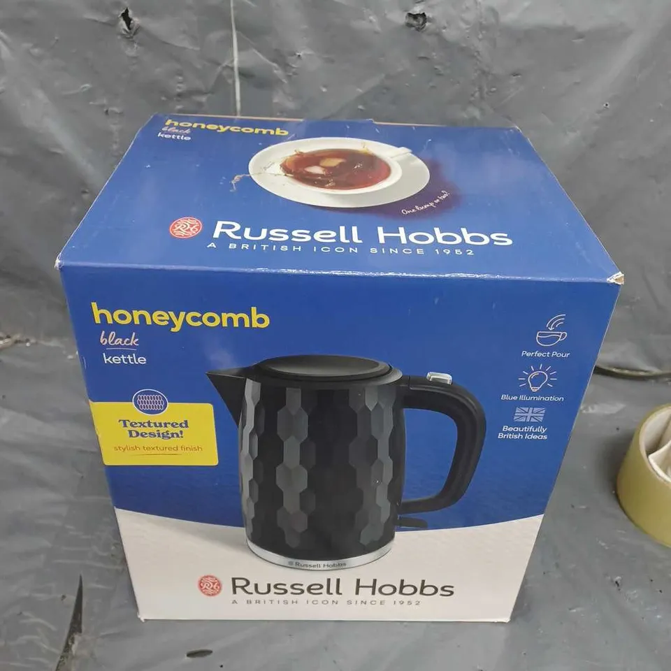 BOXED RUSSELL HOBBS HONEYCOMB KETTLE IN BLACK