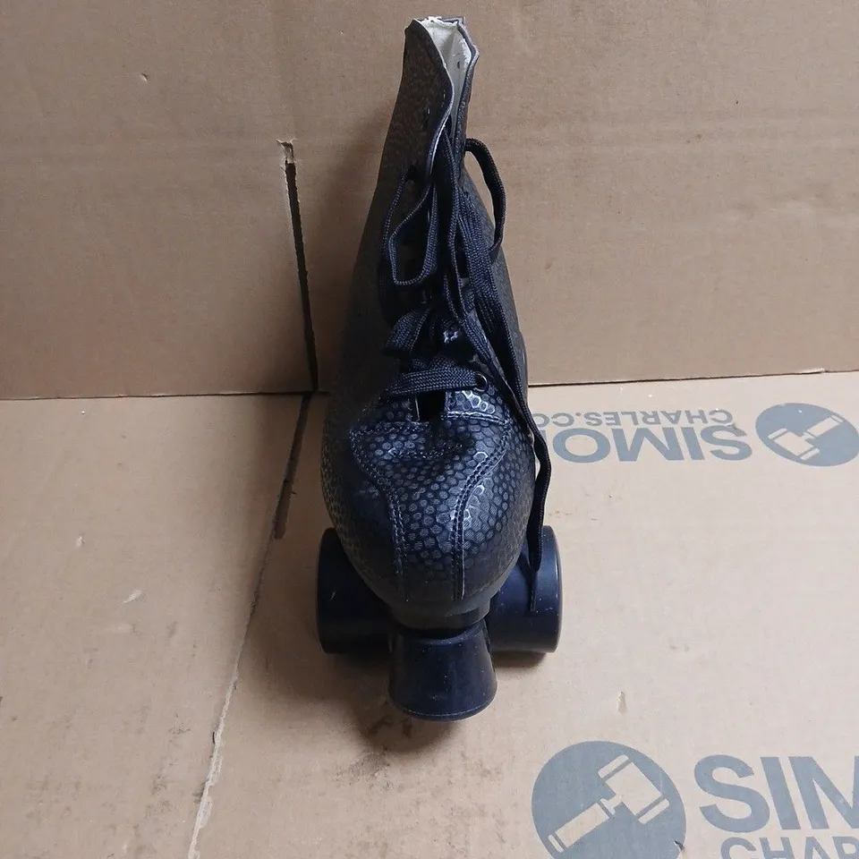 QUAD ROLLER SKATES WITH PROTECTIVE PADS - BLACK IN SPORTS BAG SIZE 41