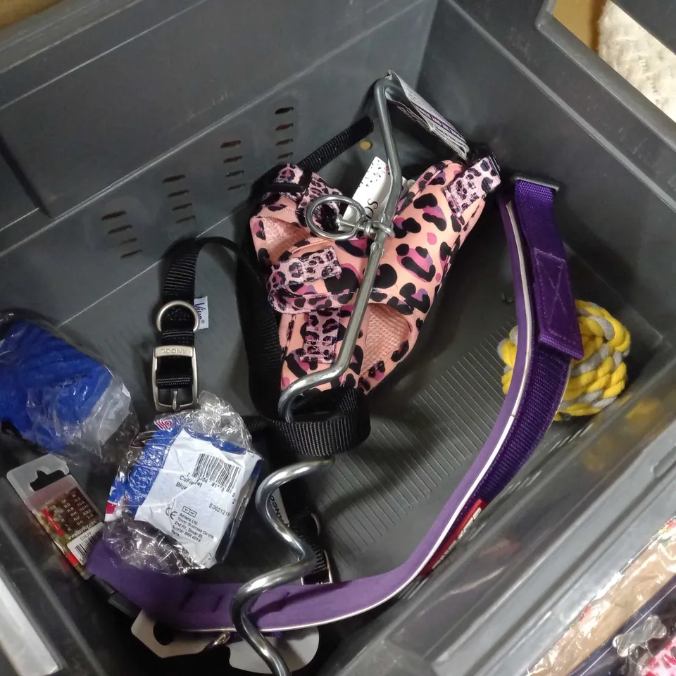LOT OF APPROX 10 ASSORTED HOUSEHOLD/PET RELATED ITEMS TO INCLUDE: DOG LEADS, DOG COLLAR, DOG DISH MAT