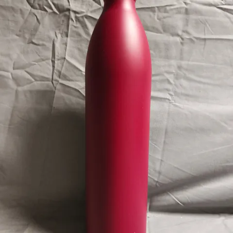 LARS NYSOM STAINLESS STEEL BOTTLE IN BERRY COLOUR