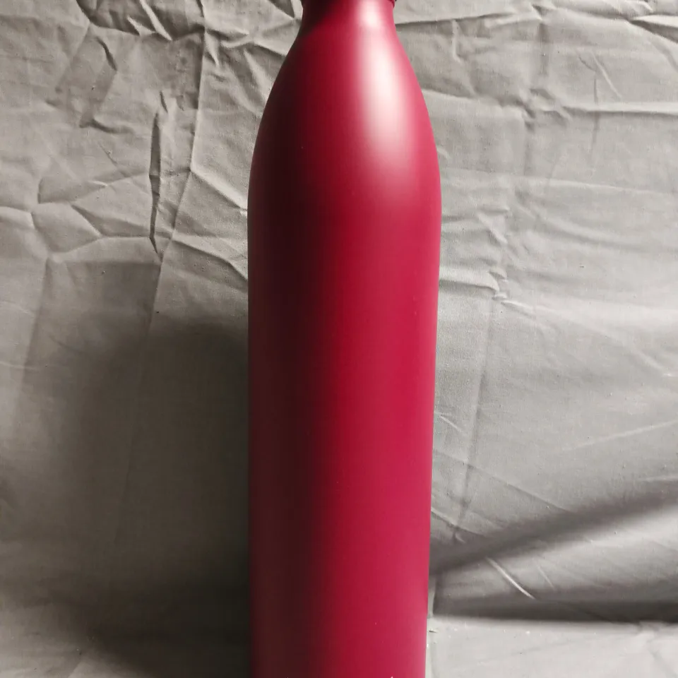 LARS NYSOM STAINLESS STEEL BOTTLE IN BERRY COLOUR