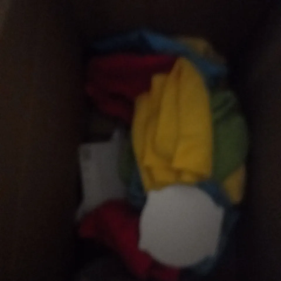 BOX OF APPROXIMATELY 10 ASSORTED HOUSEHOLD ITEMS TO INCLUDE MARKER PENS, KNIGHTSBRIDGE SPOTLIGHT, HALOGEN HEAT LAMP ETC 
