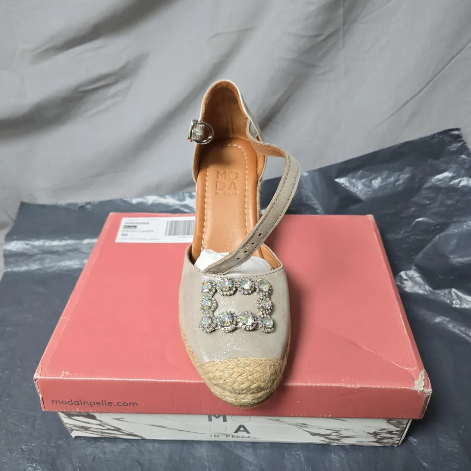 MODA IN PELLE TAUPE WEDGE ESPADRILLE SANDALS WITH CRYSTAL EMBELLISHMENT – SIZE 40