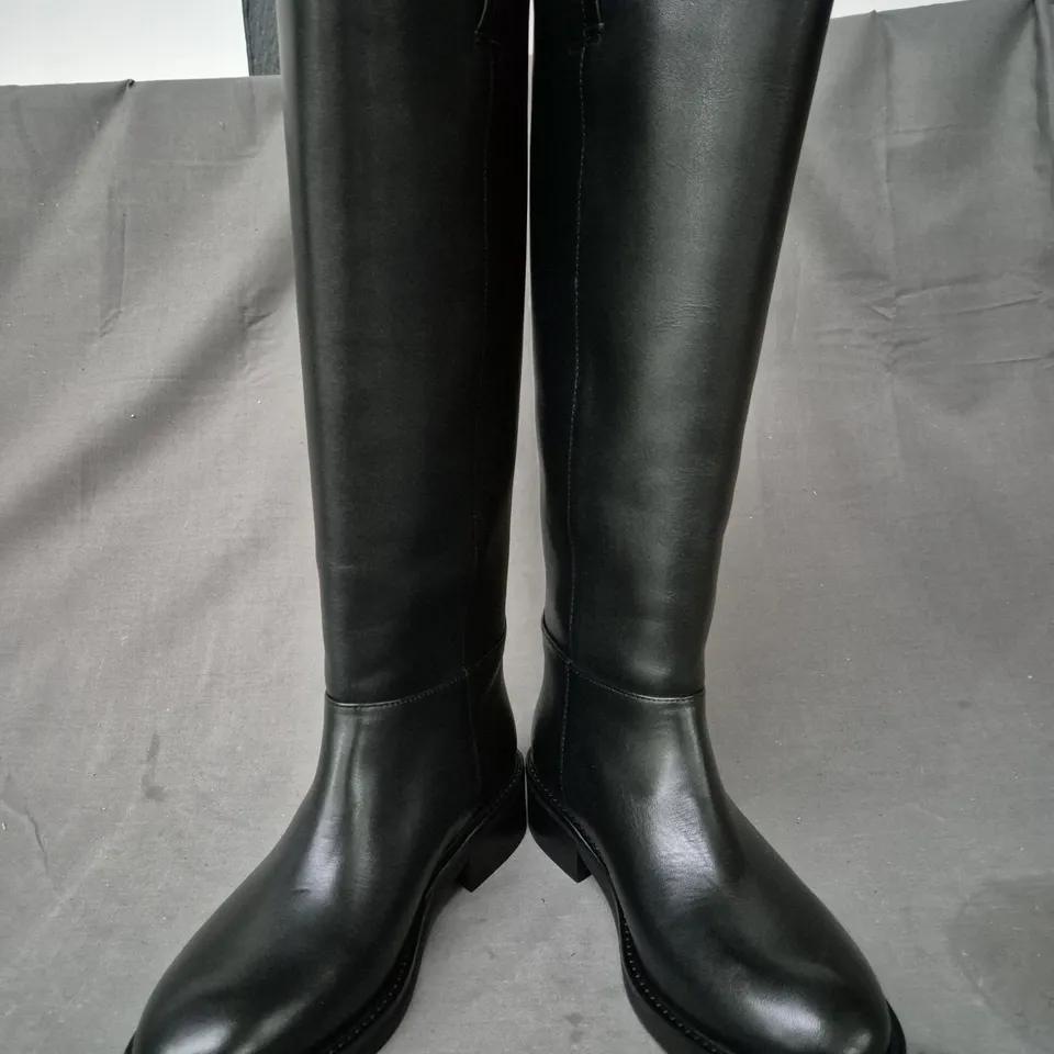 BOXED PAIR OF FLATTERED KNEE-HIGH BOOTS IN BLACK EU SIZE 38