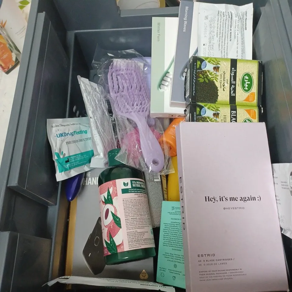 APPROXIMATELY 20 ASSORTED COSMETIC PRODUCTS TO INCLUDE EPADERM CREAM, TRESEMME SHAMPOO & CONDITIONER AND TOOTHBRUSHES ETC. 