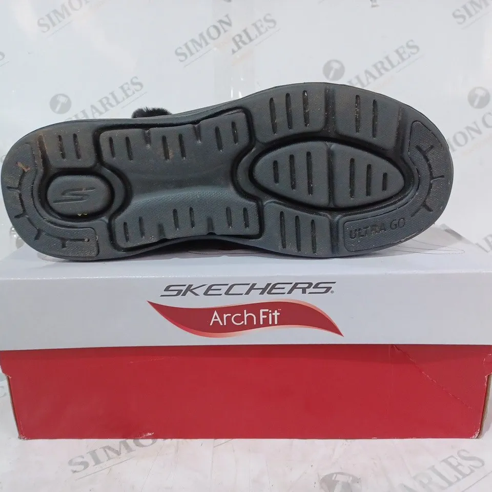 PAIR OF SKECHERS GO WALK ARCH FIT SUEDE CHUGGA BOOT BLACK, UK SIZE 7