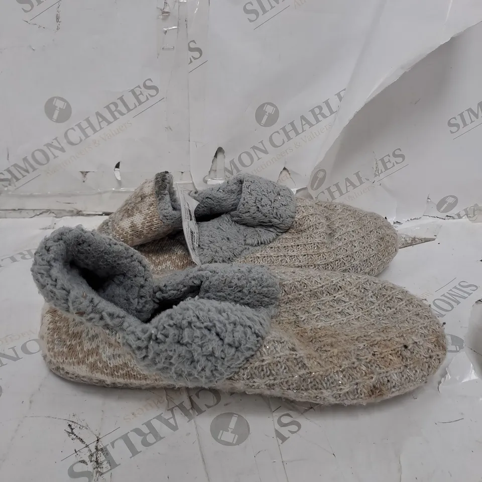 MUK LUKS MAGDALANA IVORY SNOWFLAKE SLIPPERS - SIZE 9