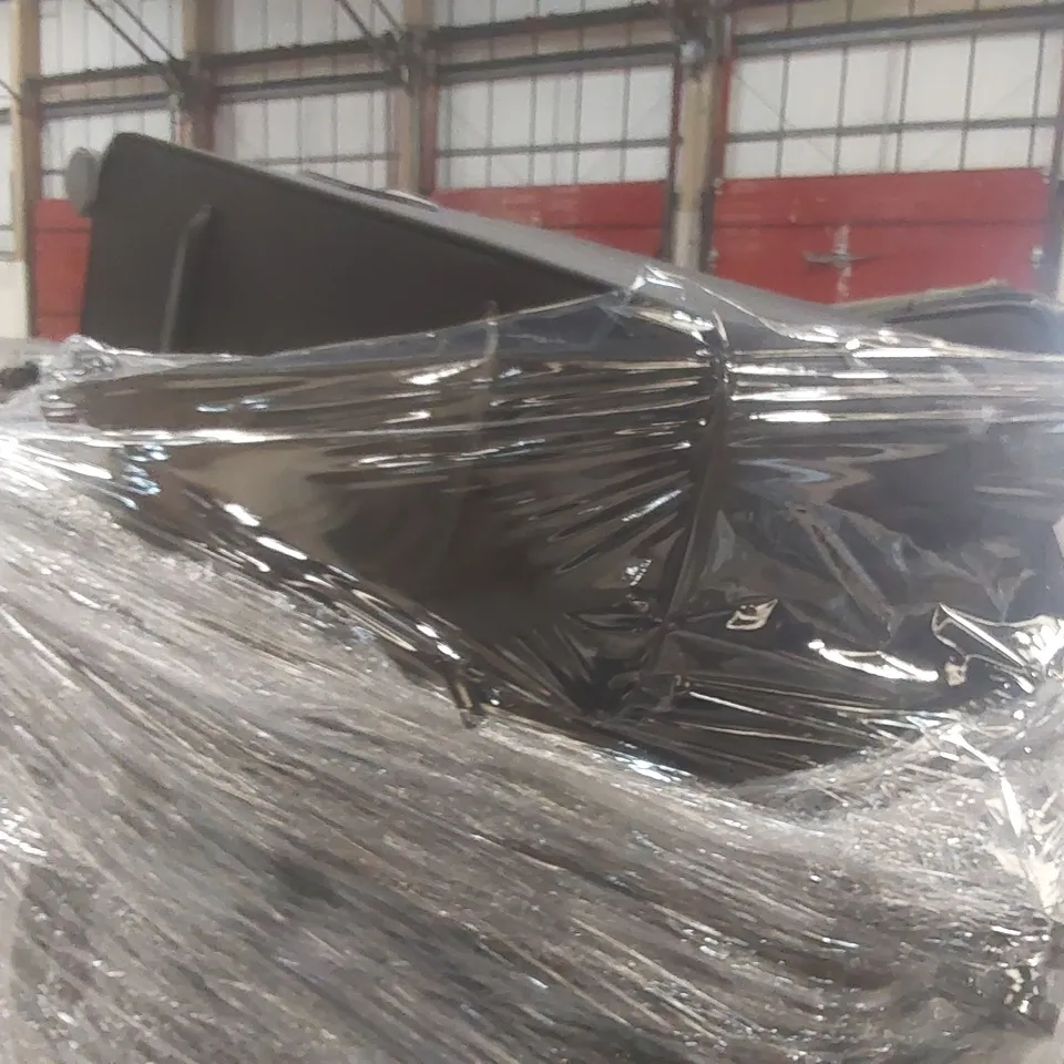 PALLET CONTAINING A VERY LARGE QUANTITY OF ASSORTED SUITCASES