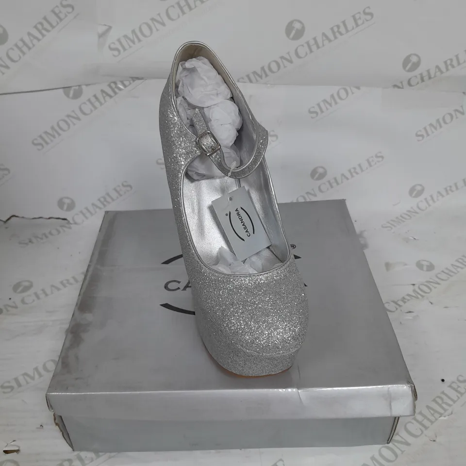 BOXED PAIR OF CASANDRA PLATFORM STRAP SHOE IN SILVER GLITTER SIZE 7