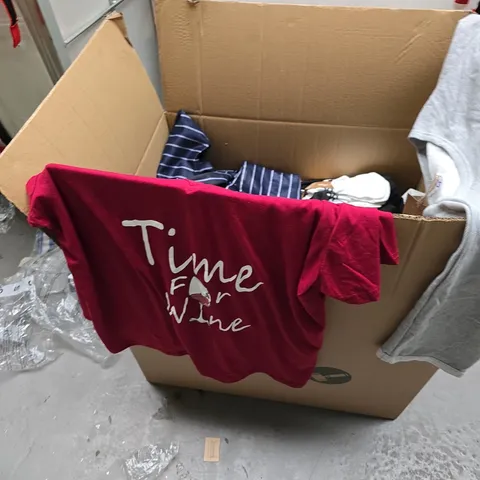 BOX OF APPROXIMATELY 25 ASSORTED CLOTHING ITEMS 