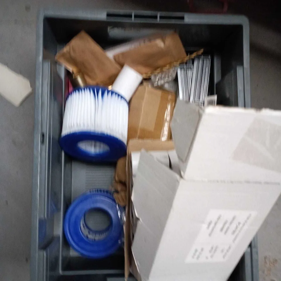 APPROXIMATELY 15 ASSORTED HOUSEHOLD ITEMS TO INCLUDE DRINKS BOTTLE, TILL ROLLS AND MAGNA BOTTLE TRAP