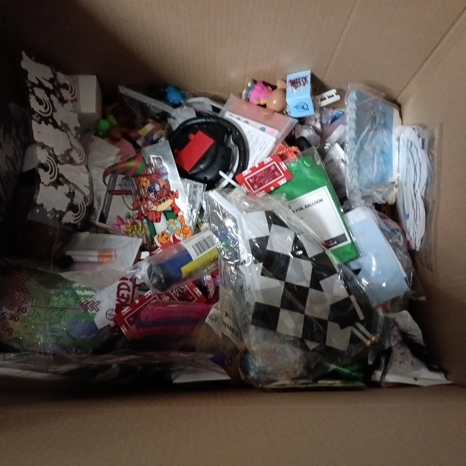 LARGE QUANTITY OF ASSORTED TOYS AND CRAFT ITEMS TO INCLUDE BIRTHDAY BALLOONS, STICKERS, GLOW STICKS AND NOTEBOOKS