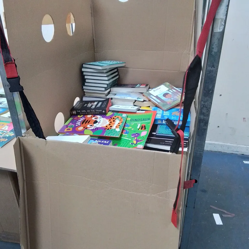 LARGE QUANTITY OF ASSORTED BOOKS TO INCLUDE JAMES HERBERT NOBODY'S TRUE, STEPHEN KING G CARRIE AND FRANK HERBERT DUNE