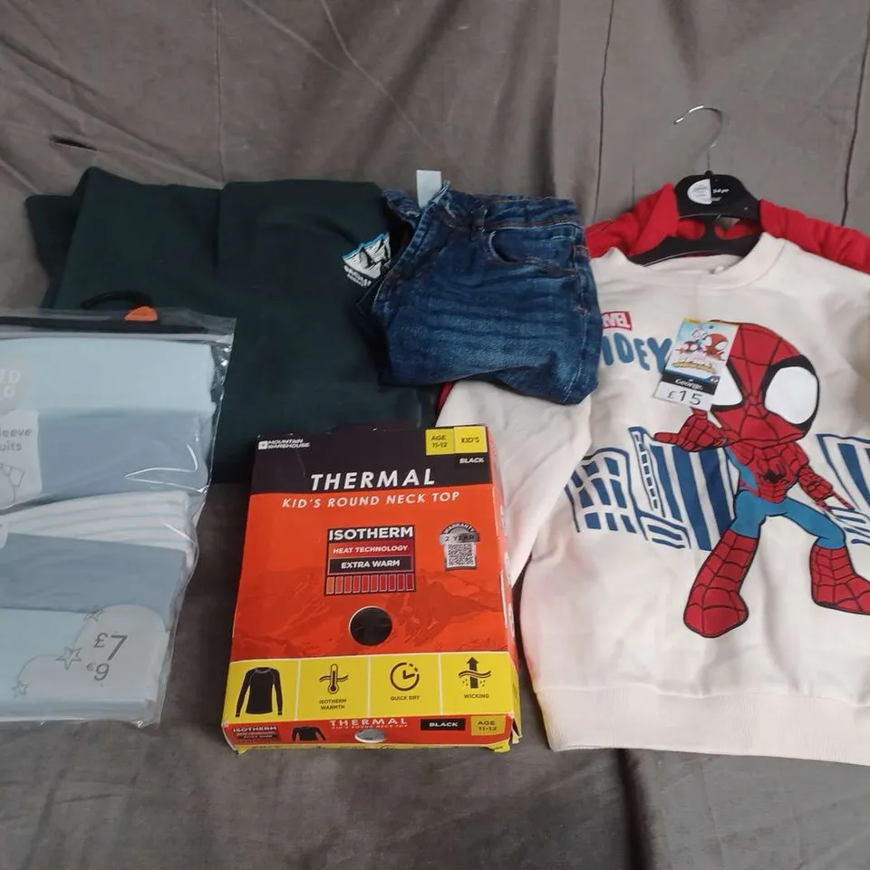 BOX OF APPROXIMATELY 30 ASSORTED KIDS CLOTHING ITEMS TO INCUDE - HOODIE, JEANS, THERMAL TOP, ETC