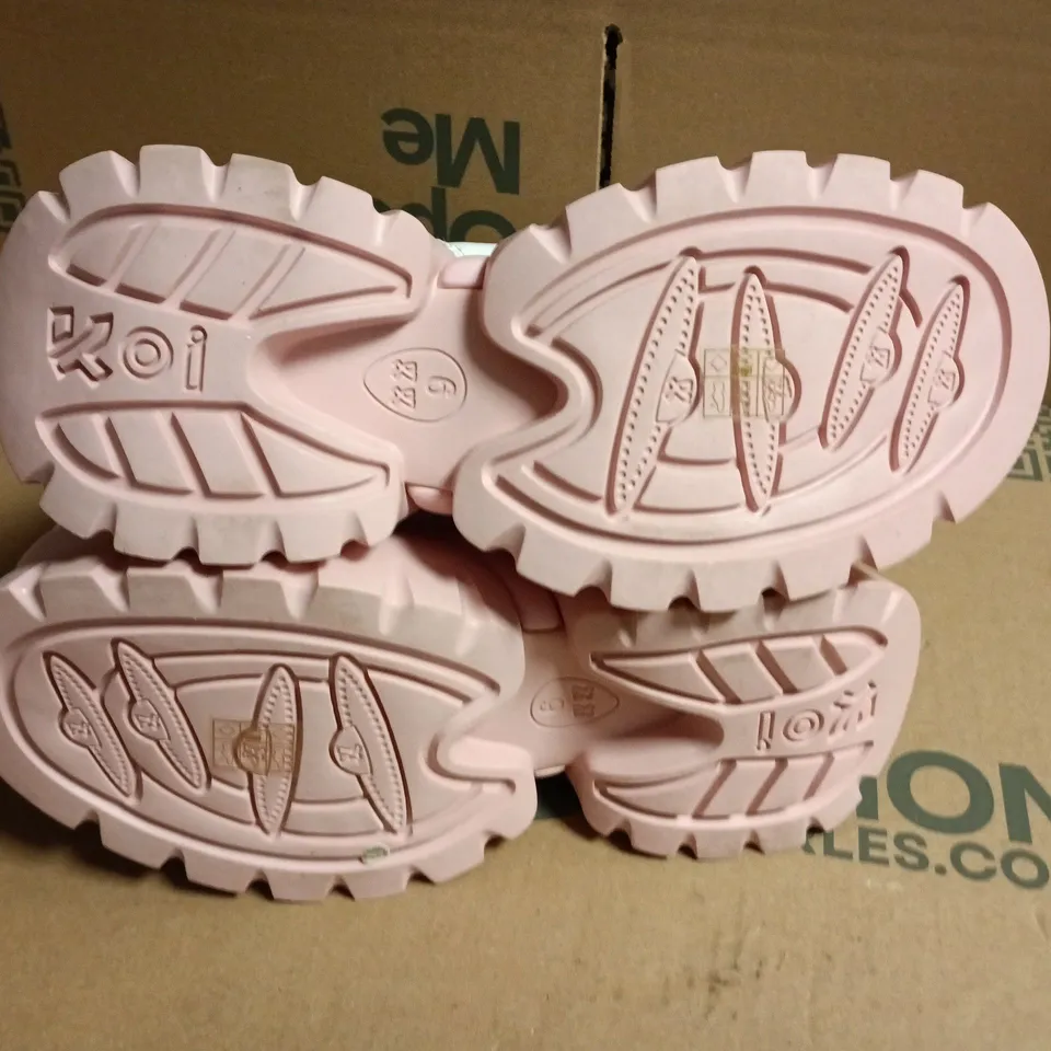 BOXED KOI WHITE BOOTS WITH PINK PLATFORM SOLE AND FLORAL EMBROIDERY - UK 6