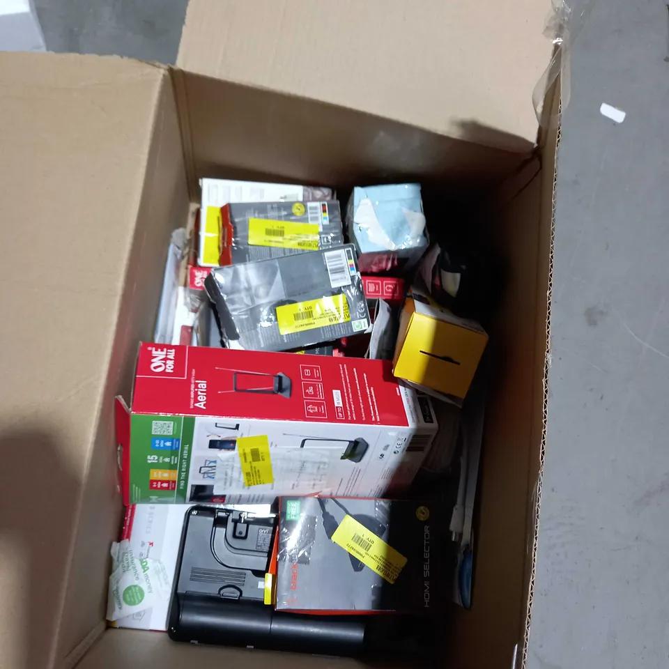 BOX OF APPROXIMATELY 18 ASSORTED ITEMS TO INCLUDE A 90W UNIVERSAL LAPTOP CHARGER,A USB WEBCAM, BLUETOOTH QI CHARGING ALARM CLOCK AND A BLUETOOTH SPEAKER