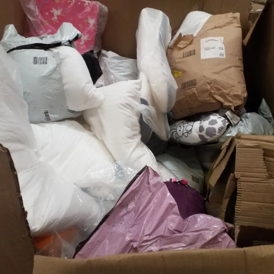 PALLET CONTAINING ASSORTED PILLOWS & CUSHIONS