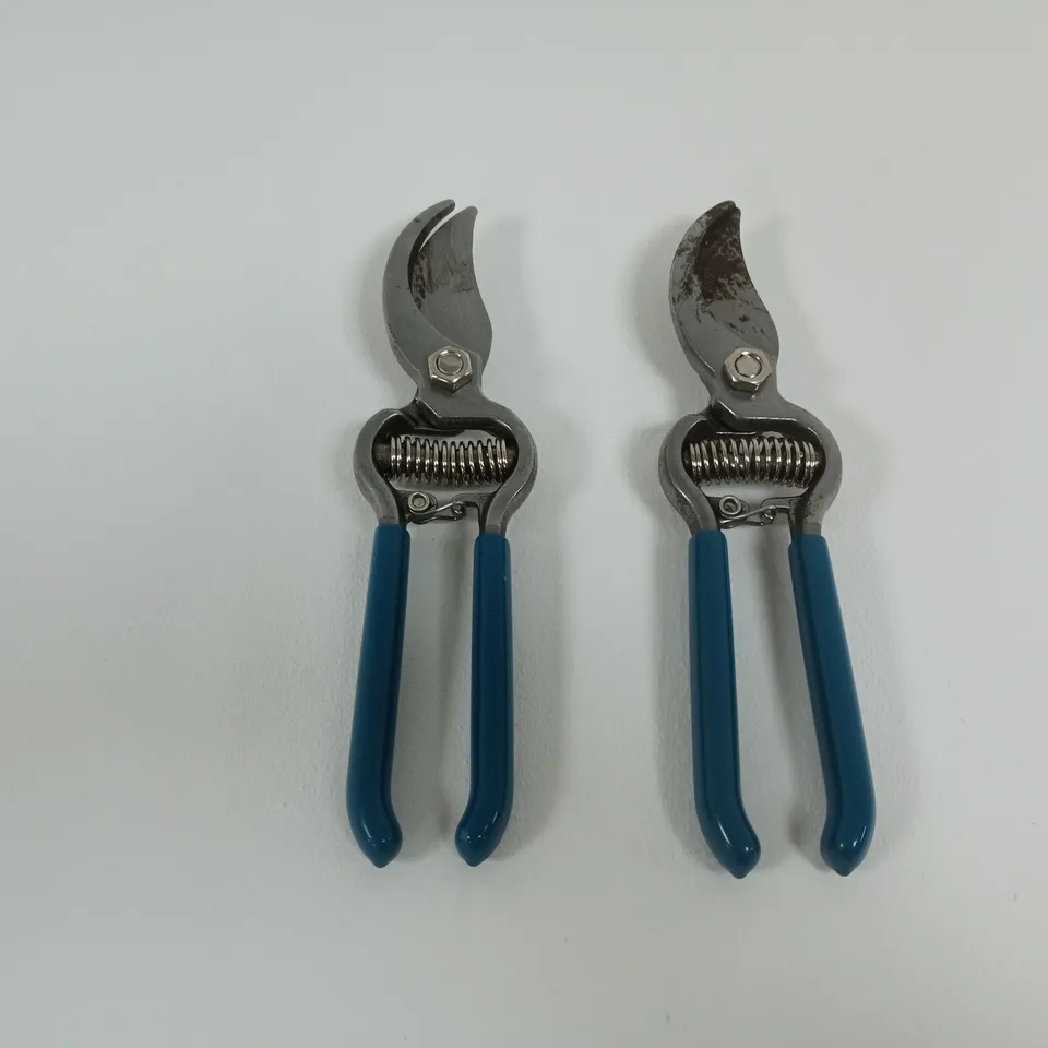PAIR OF DARLAC SARAH RAVEN DROP FORGED BYPASS PRUNERS