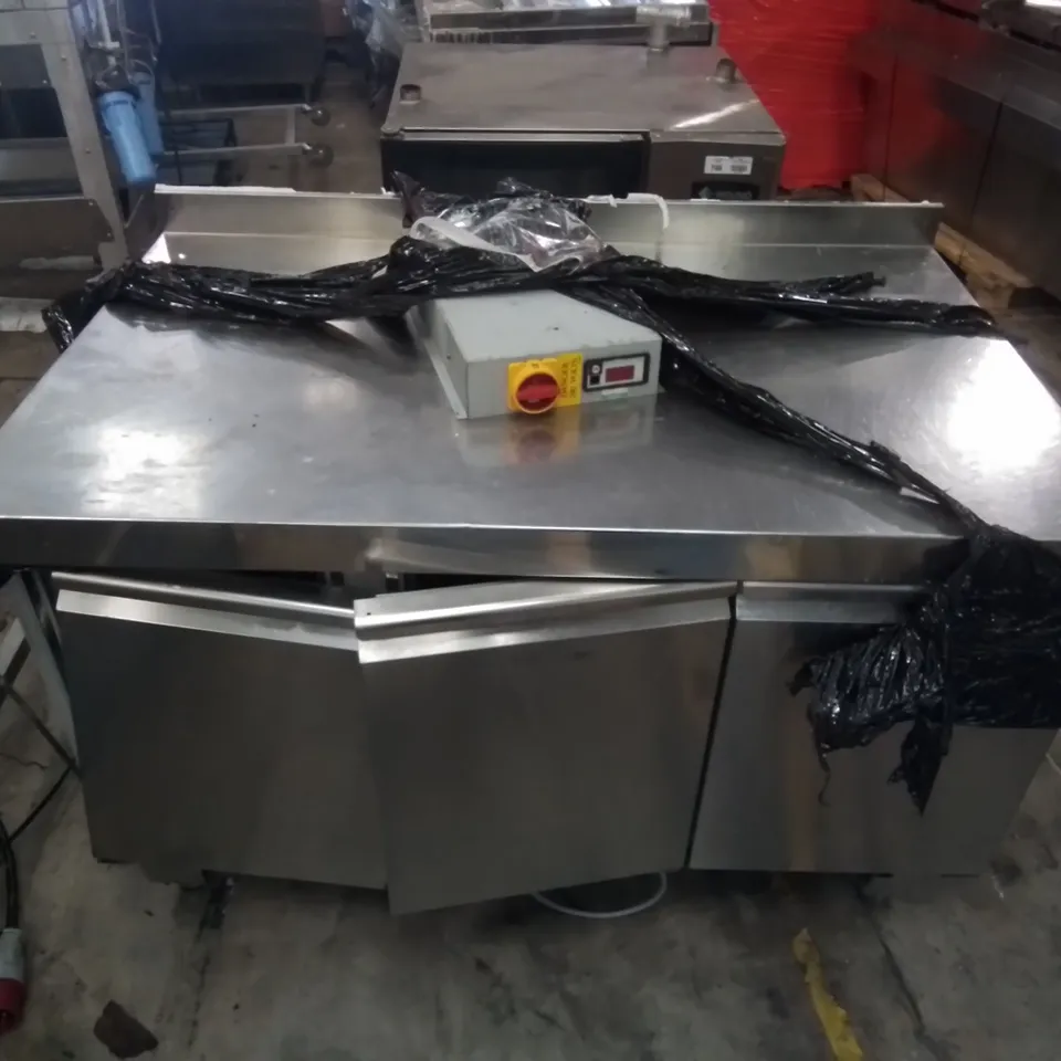 COMMERCIAL STAINLESS REFRIGERATED KITCHEN PREP COUNTER